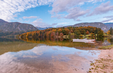 Obraz premium Boat on the lake in autumn time at lake Bohinj in Julian Alps