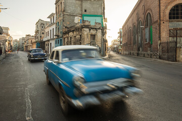 Obraz premium Amazing old american car on streets of Havana with colourful buildings in background. Havana, Cuba.