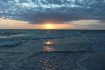Obraz premium Sun in the Clouds Over the Ocean