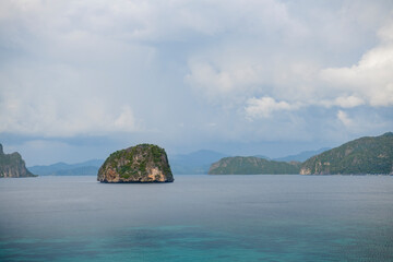 El Nido en la isla de Pinagbuyutan, vistas naturales del paisaje kárstico, acantilados. Palawan, Philippines. Viajes de aventura.