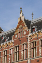 Obraz premium Architectural fragments of historic building of Amsterdam central railway station (1889). Amsterdam, the Netherlands.
