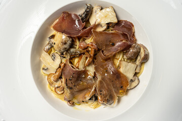 spaghetti with mushroom cream and prosciutto