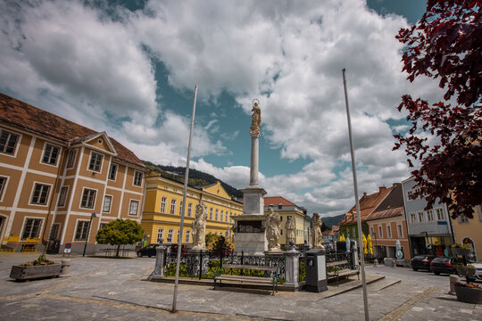 Square with statues in the centre of the town of Murau in state