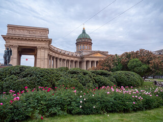 Obraz premium Казанский собор в Санкт-Петербурге , красивое голубое небо, цветут розы Kazan Cathedral in St. Petersburg, beautiful blue sky, roses bloom