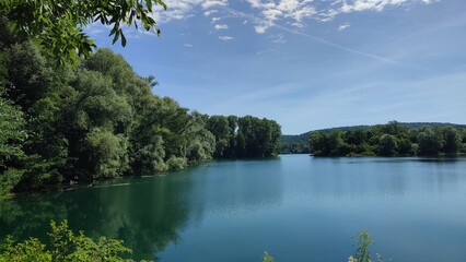 Baggersee in Deutschland im Sommer Wald