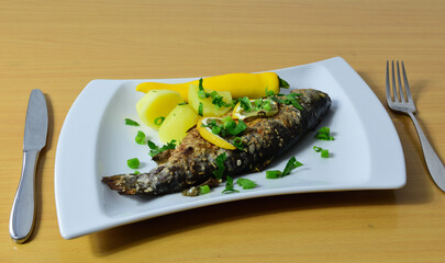 gebratene Forelle mit Petersilienkartoffeln und Zitronen