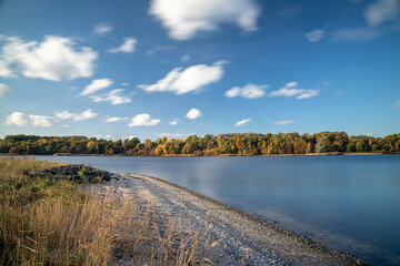 Herbstlich Idyllischer Strandabschnitt am Fluss