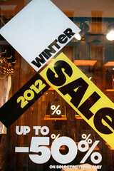Sale signs in shop window - 514081902