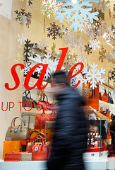 Sale signs in shop window, big reductions - 514081912