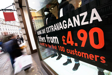 Sale signs in shop window, big reductions - 514081920