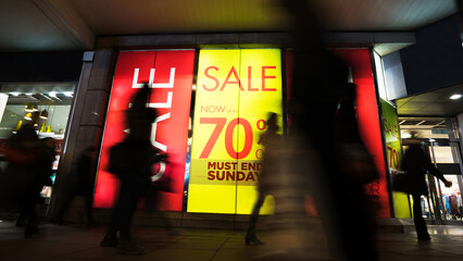 Sale signs in shop window, big reductions - 514081922