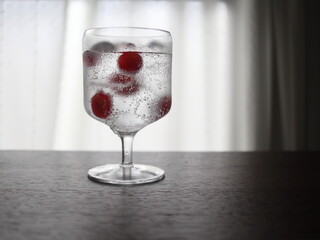 さくらんぼが入ったグラス入りの炭酸水 cherries in the carbonated water in the glass