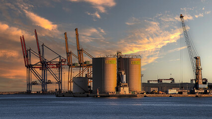 Containerhafen in Malaga mit zwei Silos in der Abendd&auml;mmerung