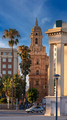 Blick &uuml;ber die Stra&szlig;e auf den Hauptturm der Kathedrale in Malaga zwischen den Geb&auml;uden