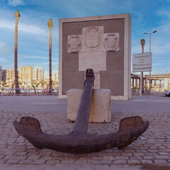 Liegender Anker vor Gedenktafel im Hafen von Malaga