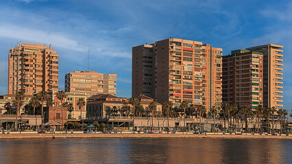 Malaga Hafen Blick auf die Hochh&auml;user mit Restaurants und Gesch&auml;ften