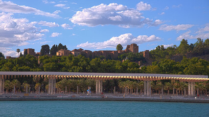 Blick &uuml;ber die Promenade vom Hafen in Malaga auf die Alcazaba