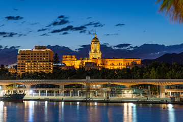 Fototapeta na wymiar Blick auf die Hafen Promenade Muelle Uno und Kathedrale von Malaga bei Nacht