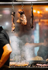 Carne de ternera de muy buena calidad hecha a la parrilla, colgando en un restaurant