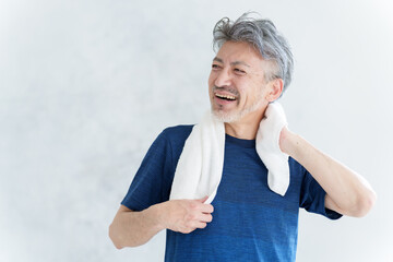 汗を拭いてリラックスするミドル男性