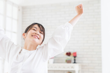 部屋でリラックスする若い女性