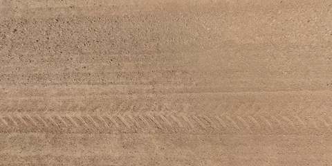 Poster panorama van het oppervlak van bovenaf van onverharde weg met autobandensporen © hiv360