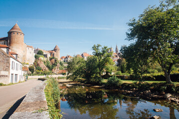 Fototapeta na wymiar vue panoramique du village de Semur-en-Auxois. Un village médiéval avec une rivière. Un vieux village français.