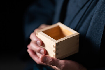 日本酒・升・男性