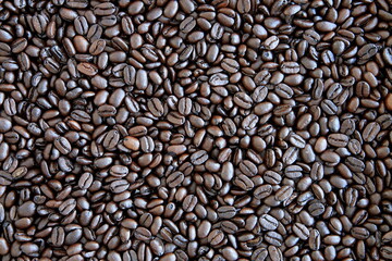 gros plan de grains de café torréfié pour faire un bon expresso - obrazy, fototapety, plakaty
