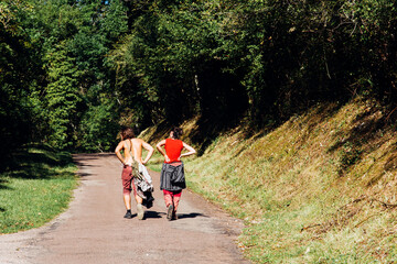 un couple de jeunes adultes marchant sur une route de campagne. Des jeunes amoureux en balade en...
