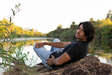 Contemplando la soledad junto al lago