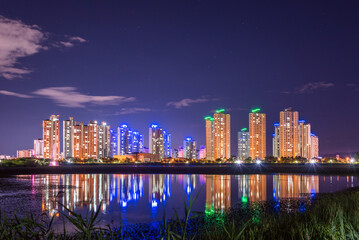 청주 오송호수공원 주변의 고층아파트 야경-Night view of high-rise apartments near...