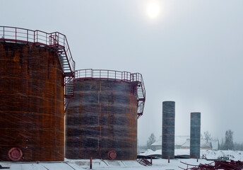 Construction of large fuel tanks during a snowstorm in winter