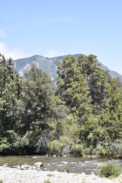 Rio entre monta&ntilde;as