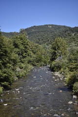 Obraz premium Arroyo entre montañas