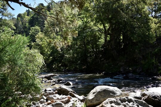 rocas en el rio