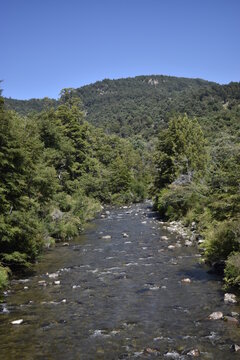 Arroyo entre monta&ntilde;as