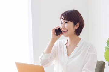 パソコンを使う女性