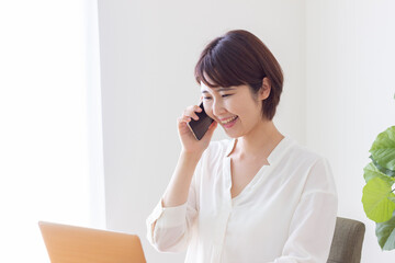 パソコンを使う女性