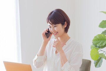 パソコンを使う女性