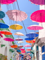 Fototapeta na wymiar colored umbrellas cielo