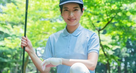 カメラ目線のゴルフウェアを着た日本人女性