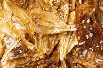 色々な小魚の骨せんべい