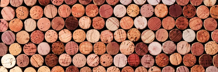 Keuken foto achterwand Banner of wine cork from red wine, natural texture used bottle stoppers top view, red gradient. horizontal background from closeup wooden corks. Natural textured stoppers colored wide banner © yrabota