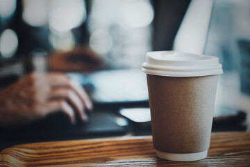 コーヒーと女性の手元