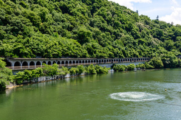 山間のトンネル道路