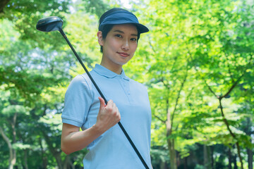 カメラ目線のゴルフウェアを着た日本人女性