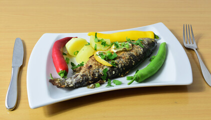 gebratene Forelle mit Petersilienkartoffeln, Zitronen und chili schotten