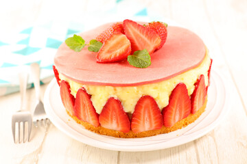 strawberry cake with cream