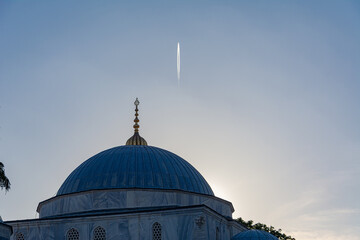 Fototapeta na wymiar Airplane flying over Mosque Istanbul, Turkey.